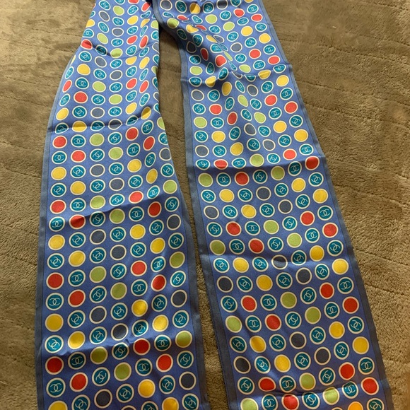 100% authentic Chanel silk scarf reverse print - Picture 3 of 5